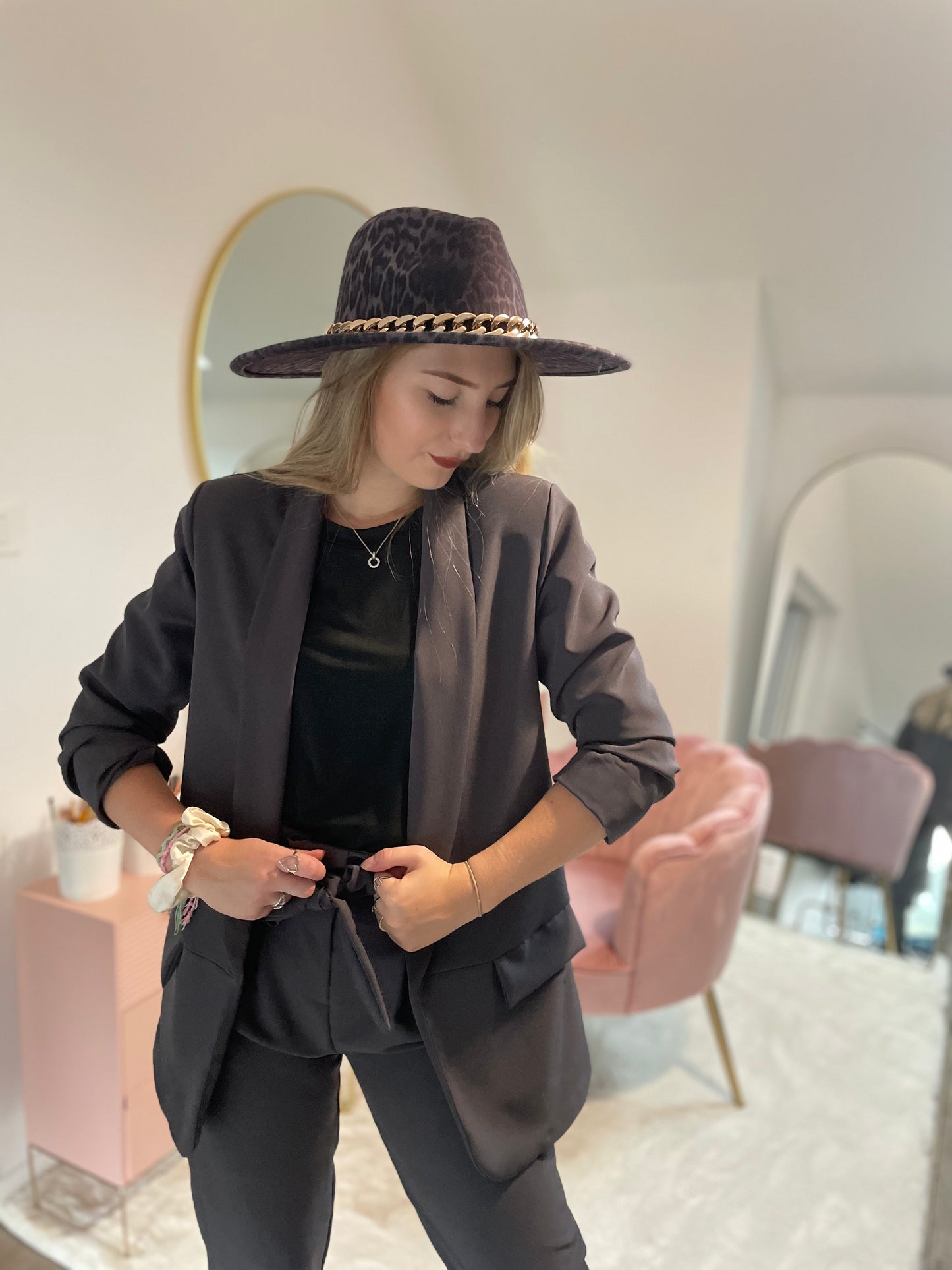 Chapeau léopard gris